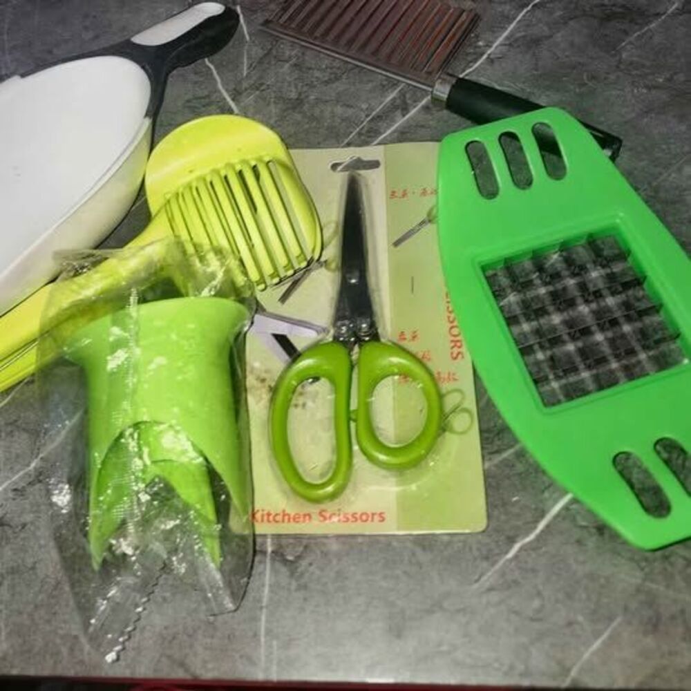 Assorted Kitchen Gadgets and Tools Set - Picture 2 of 3